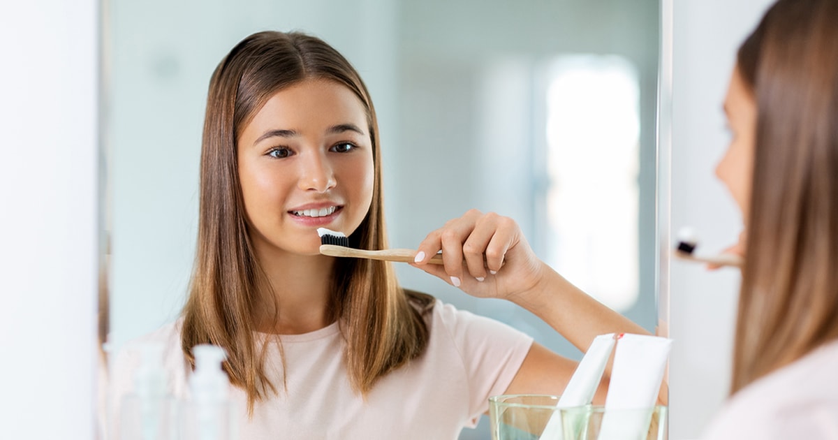 Adolescent se lavant les dents