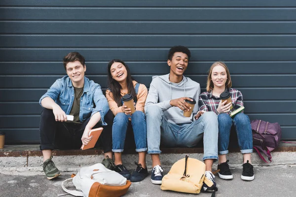 adolescents souriants avec une bonne hygiène dentaire