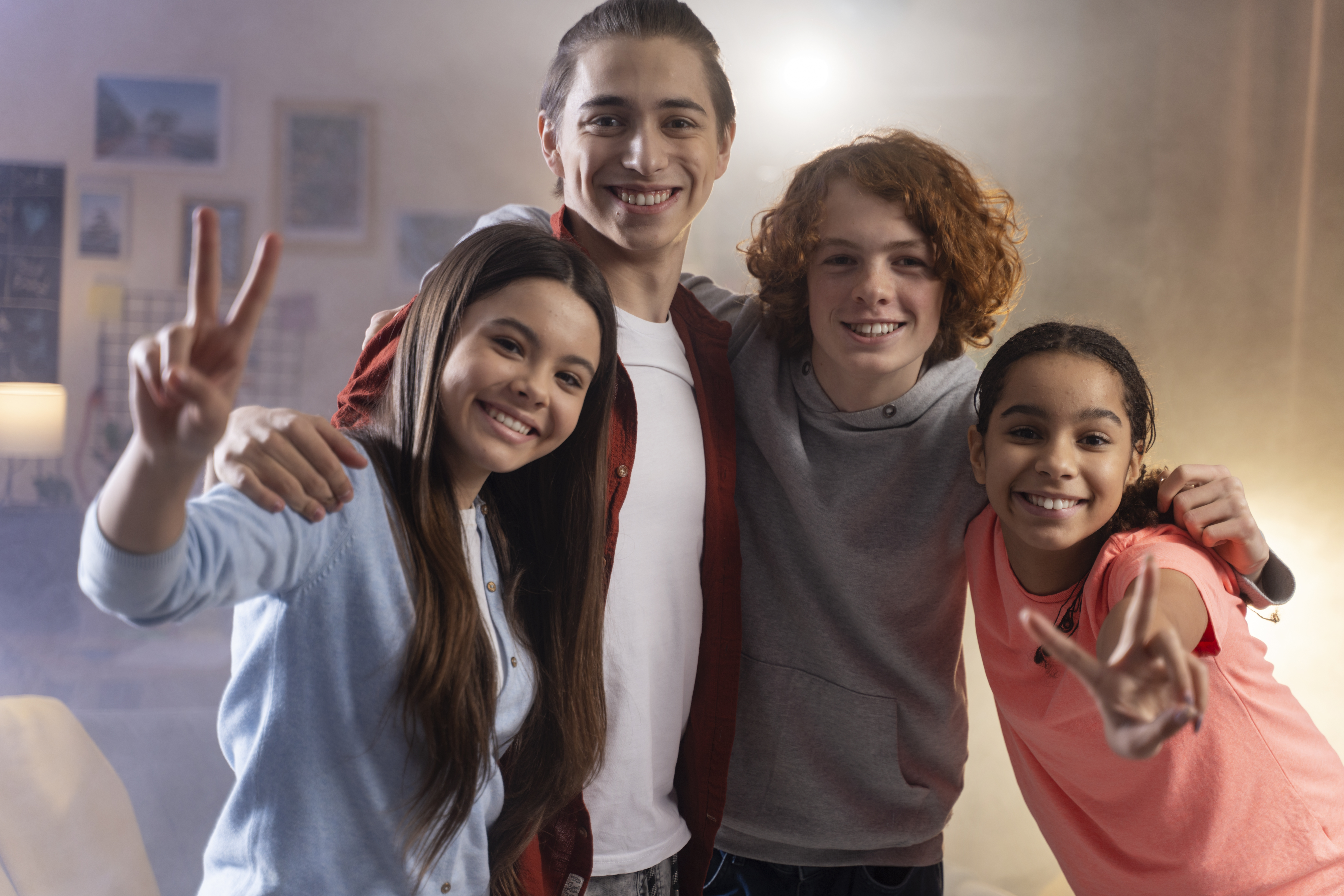 groupe-d-amis-adolescents-posant-ensemble-a-la-maison-pendant-la-fete adolescents souriants avec une bonne hygiène dentaire