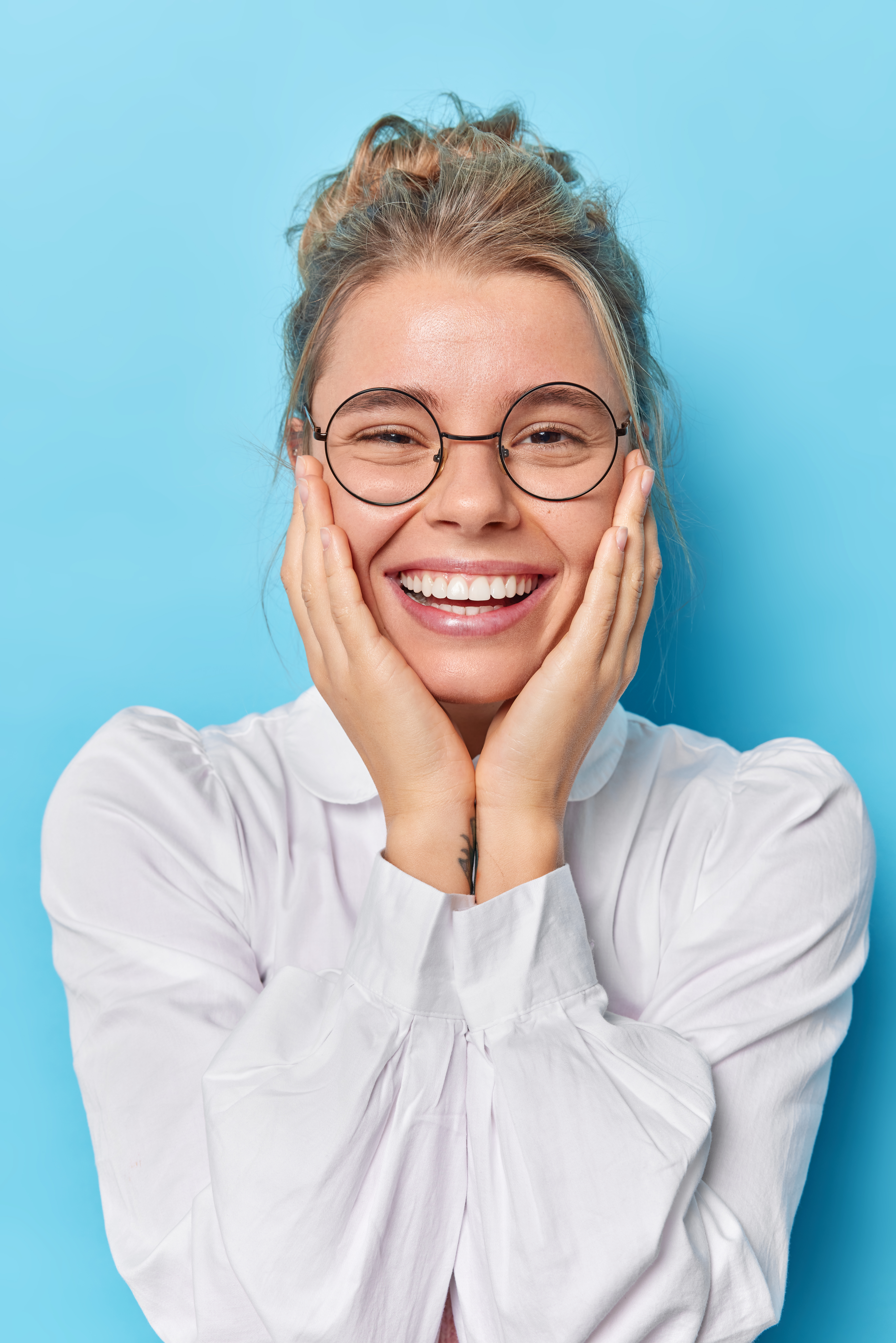 Homme souriant après un traitement bucco-dentaire de qualité chez Happy Smiles