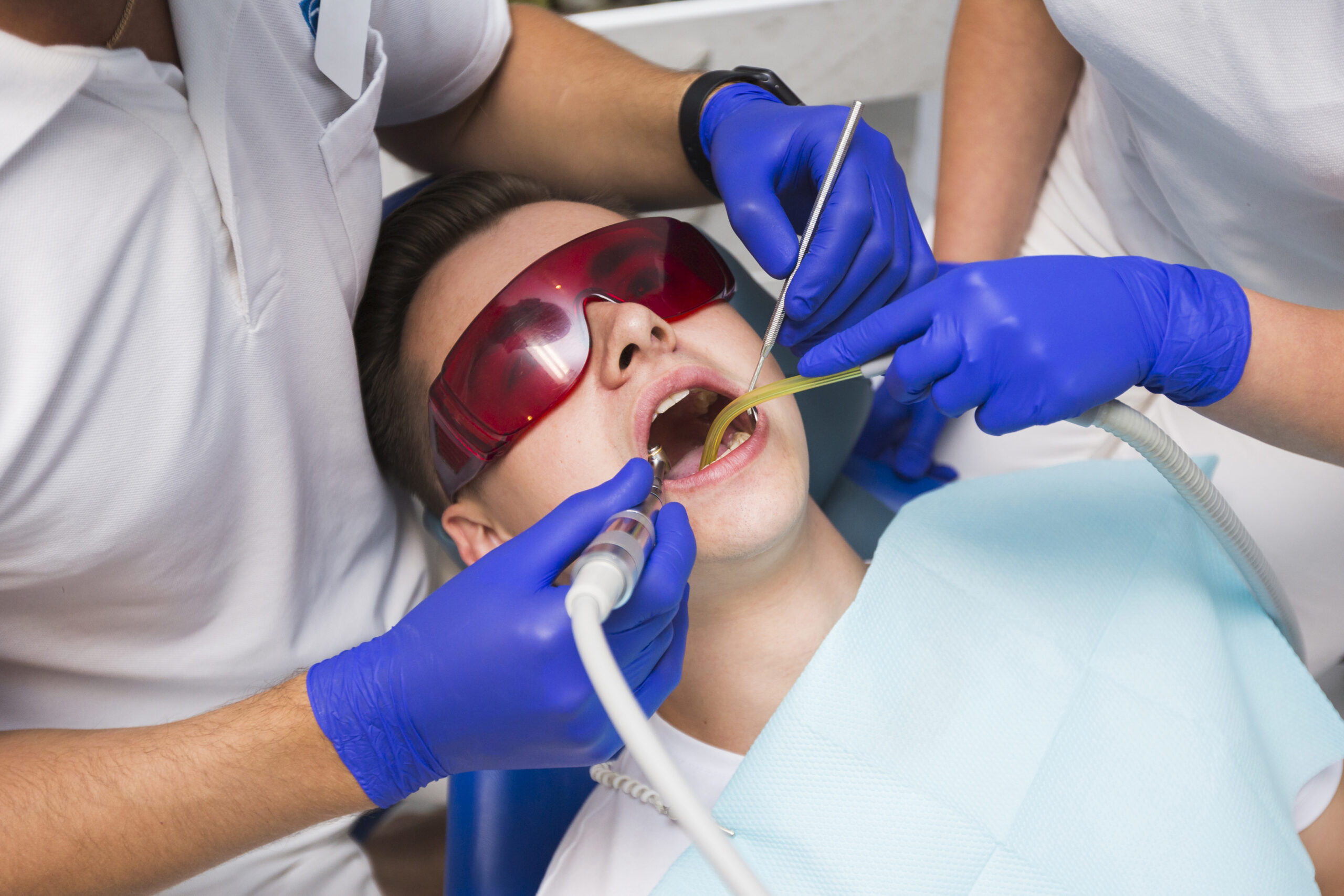 homme-faisant-une-procedure-dentaire Détartrage des dents
