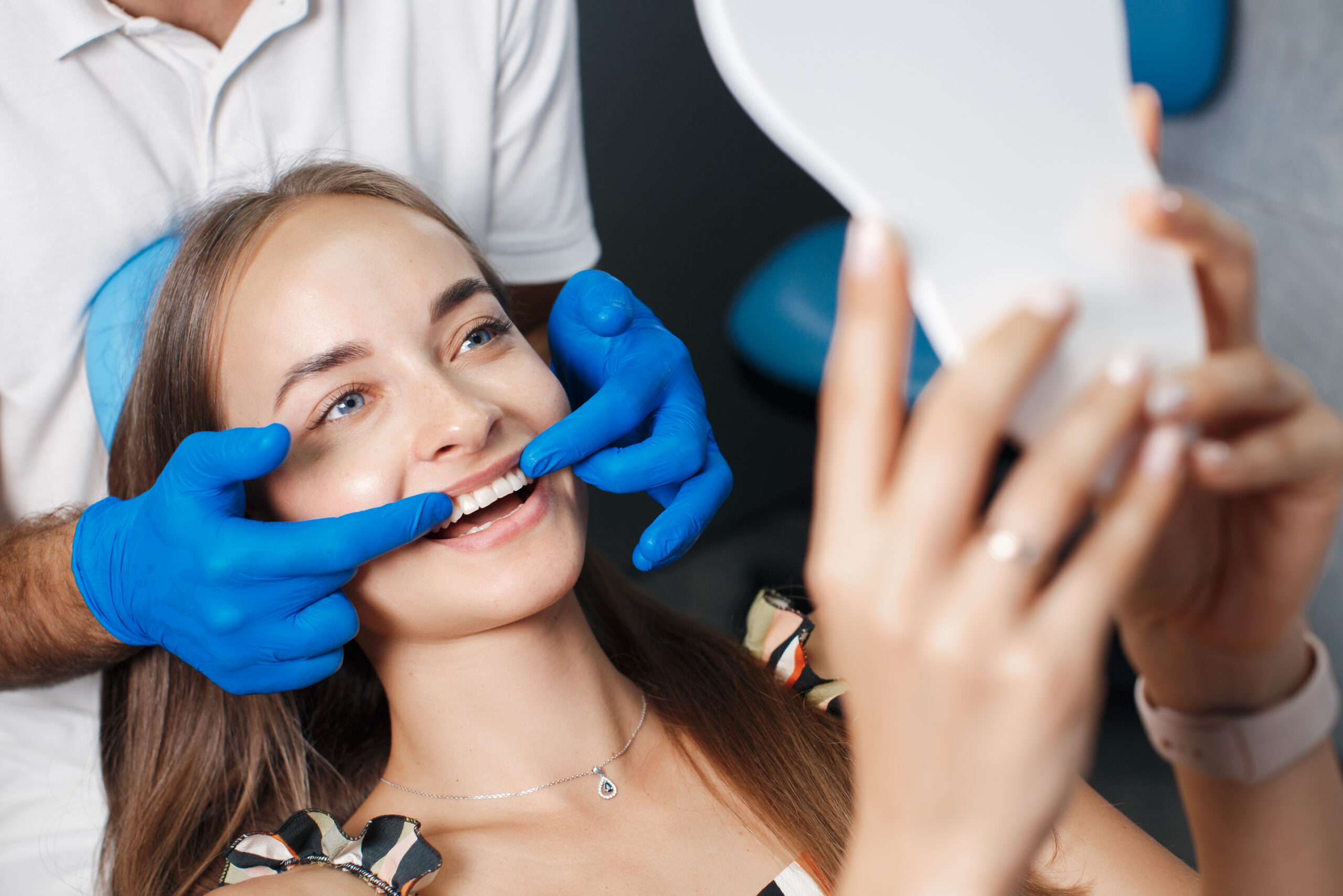 patient-et-dentiste pose de bijou dentaire avec colle