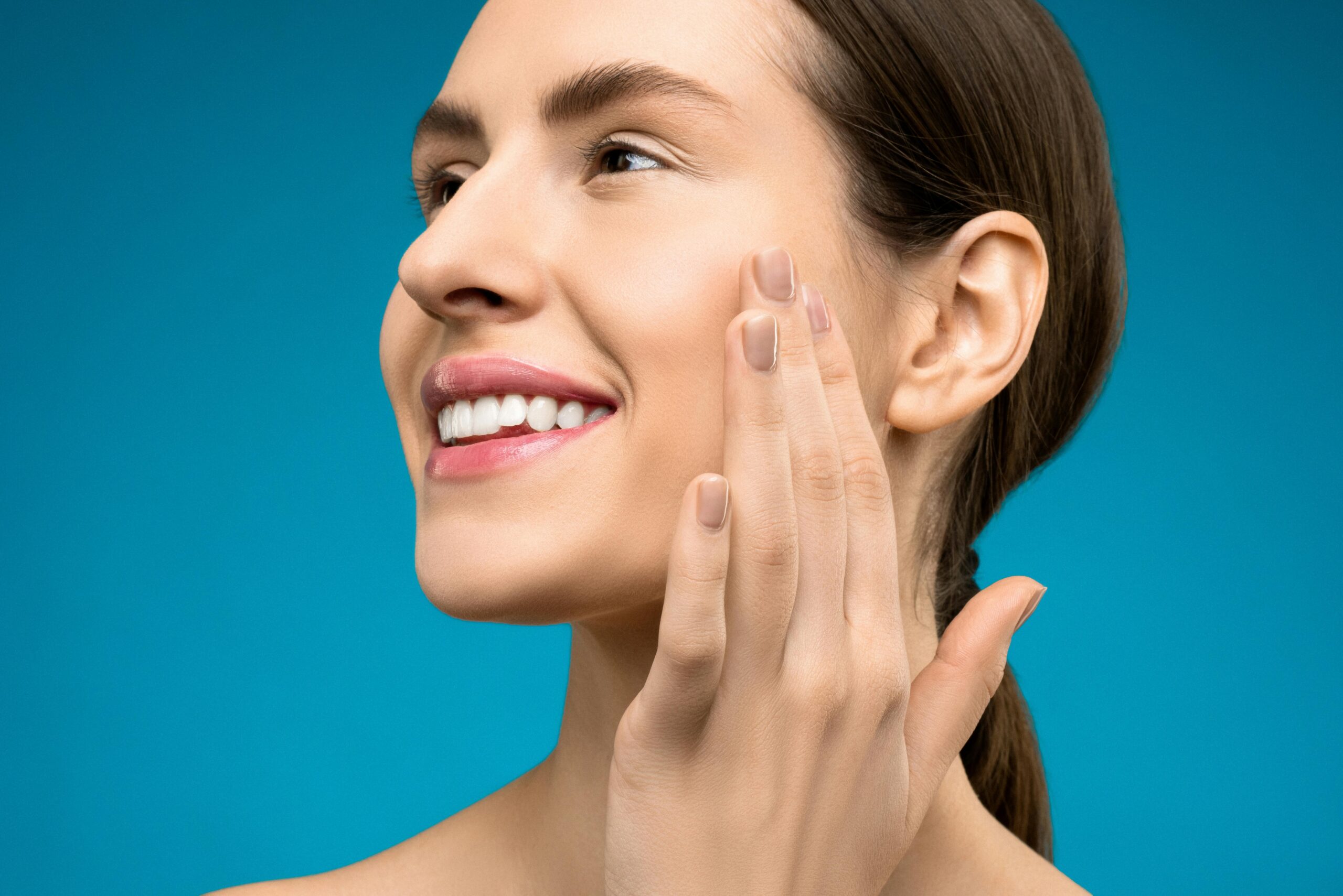 pexels-shiny-diamond-3762398 Homme souriant après un traitement bucco-dentaire de qualité chez Happy Smiles